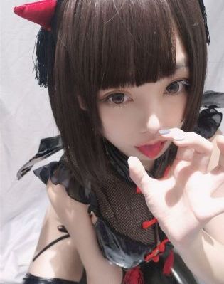 嫩模林娜冰给富二代当精盆_720手机在线观看